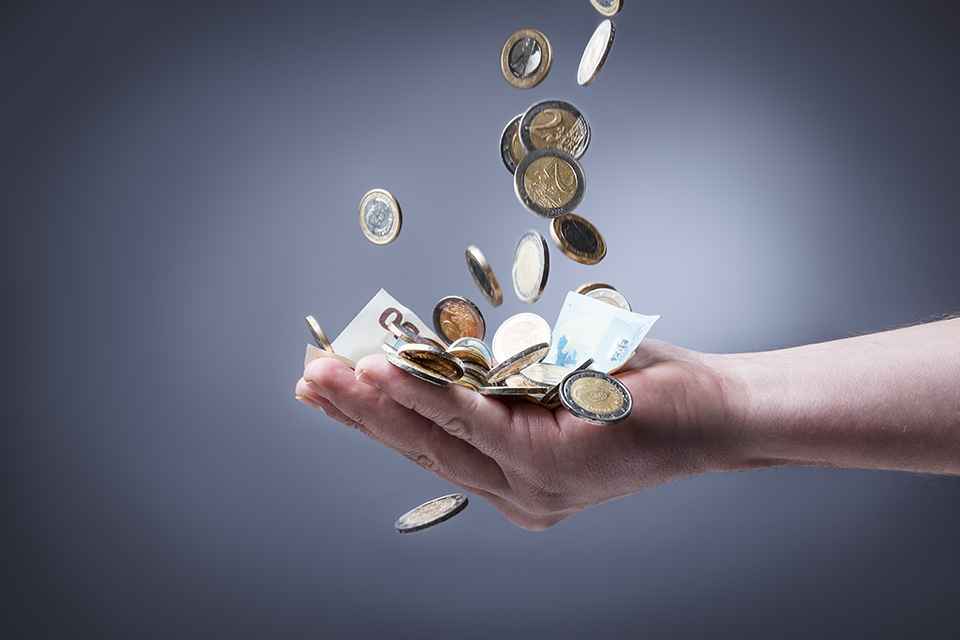 Foto: Geld fällt auch Handfläche